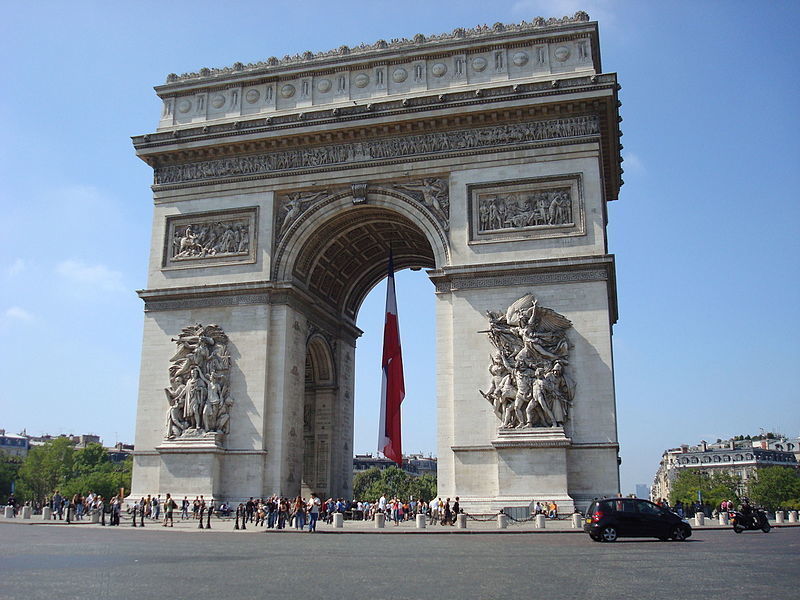 Триумфальная арка является одним из главных символов Парижа