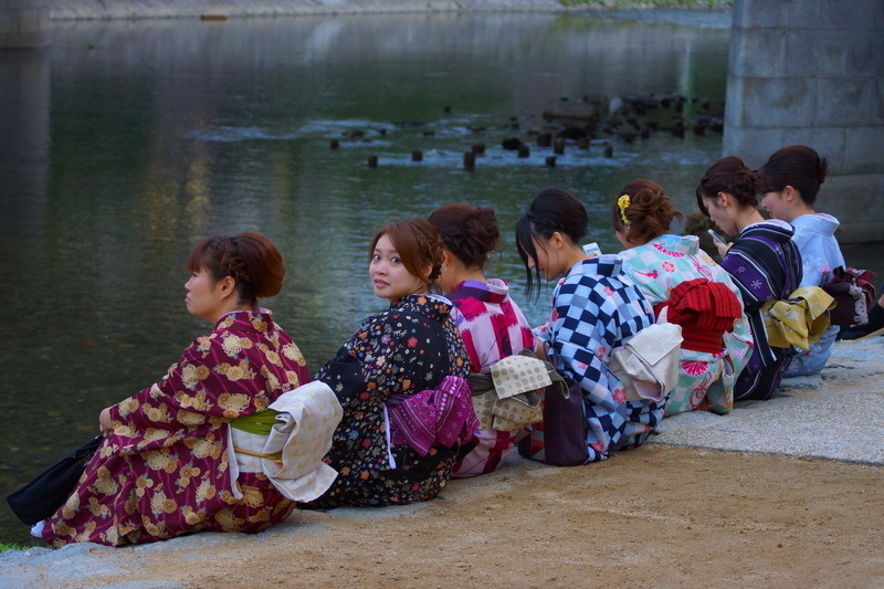 Японки в традиционных кимоно, Киото.