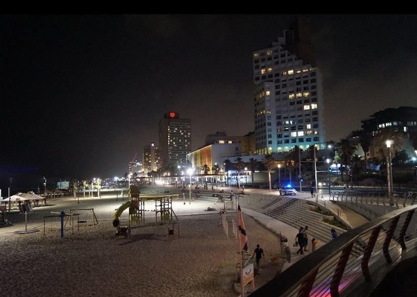 Ночной вид на променад Таелет. Июльский Тель-Авив.
