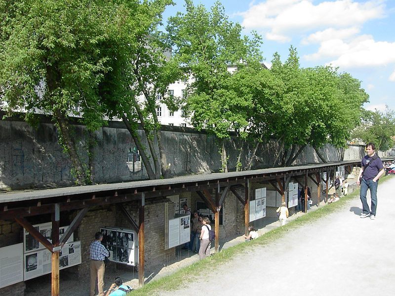 Открытая часть экспозиции у Берлинской стены