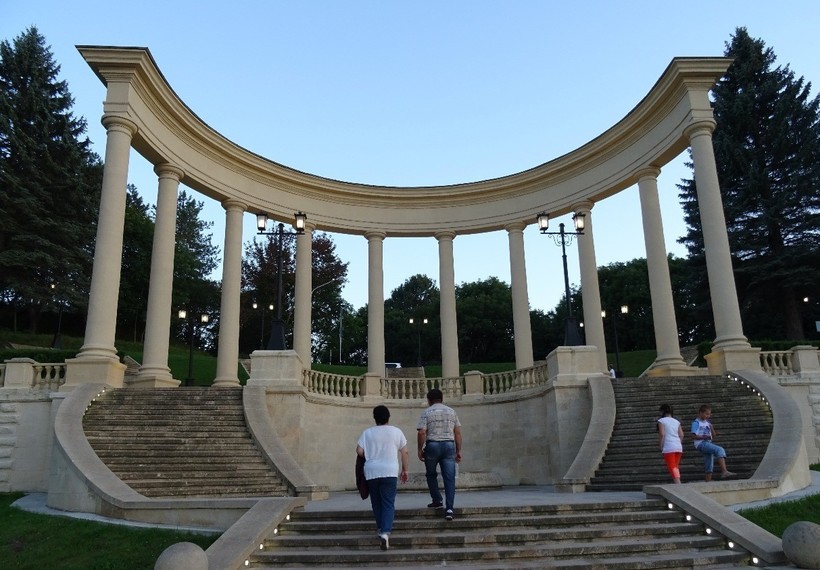 Каскадная лестница в парке Кисловодска