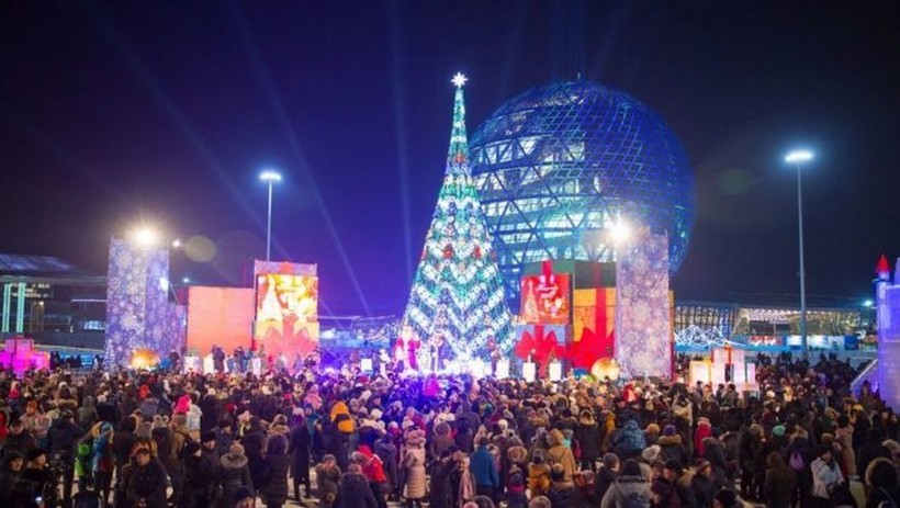 Новогодняя елка у ТЦ "Хан Шатыр". Астана, конец декабря.
