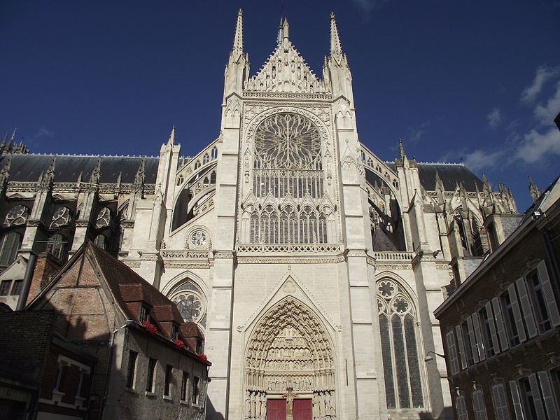 Вид на боковую сторону собора