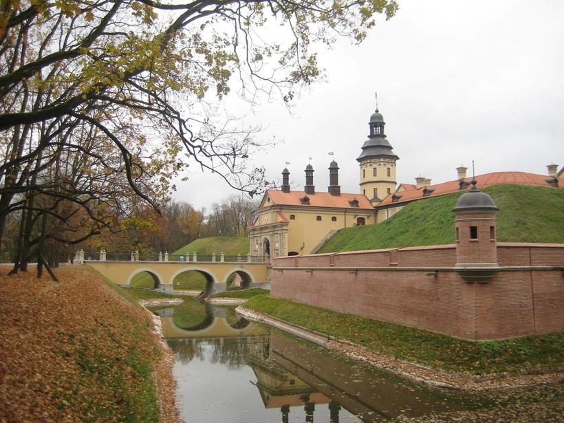 Несвиж беларусь магазины. Замки белоруссии мир и несвиж. Мир и несвиж в ноябре. Несвиж завтра. Несвижский замок (г.