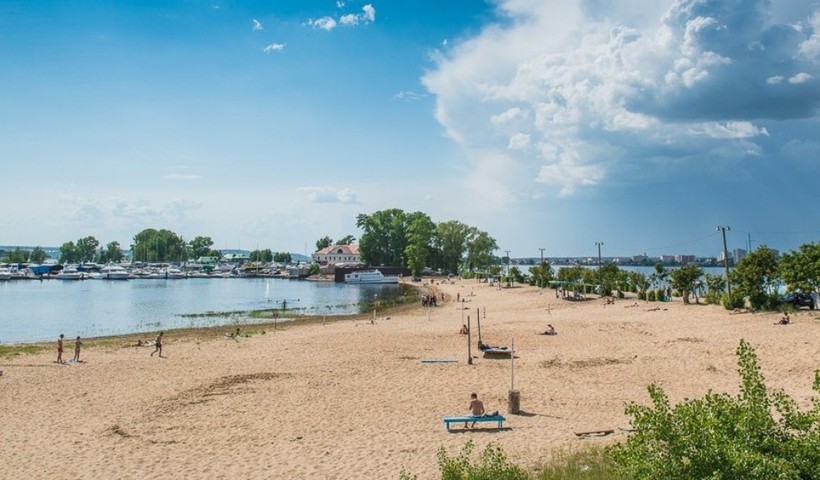 Пляж «Локомотив» — один из самых чистых и благоустроенных в Казани