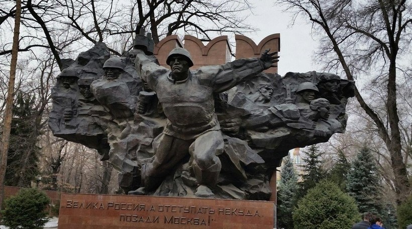 Памятник 28 Панфиловцам в одноименном парке Алматы, ноябрь.
