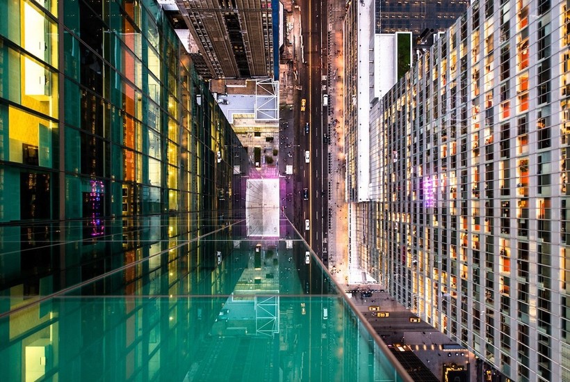 Фотограф обнаружил «скрытый город» в отражениях нью-йоркских небоскребов 