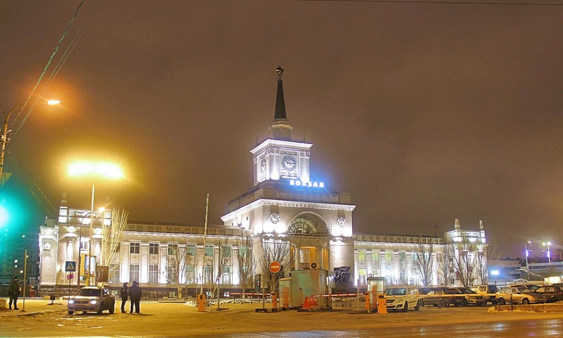 Вокзал Волгограда поздно вечером