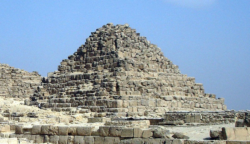 Одна из малых пирамид