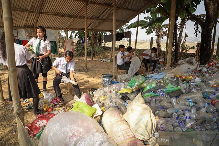 Школьники в Индии могут заплатить за обучение пластиком 