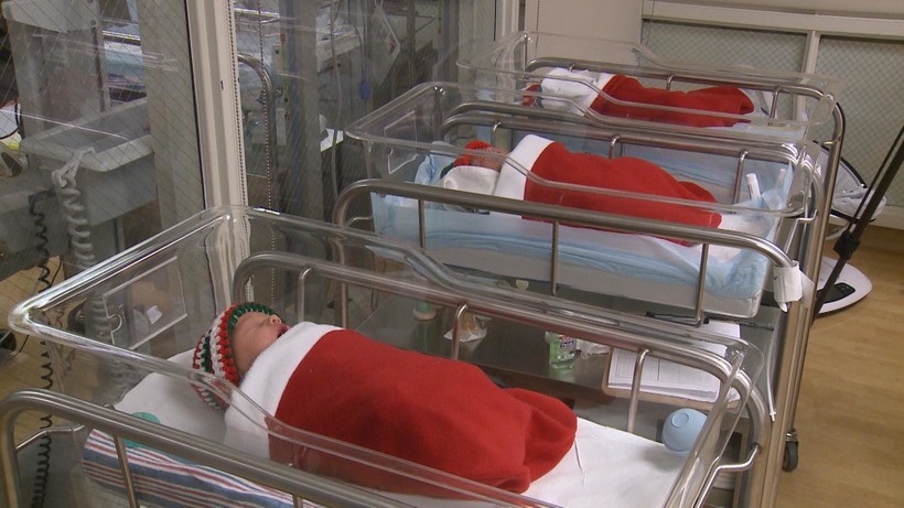 Больница, которая вот уже 50 лет на Рождество отправляет новорожденных домой в носках