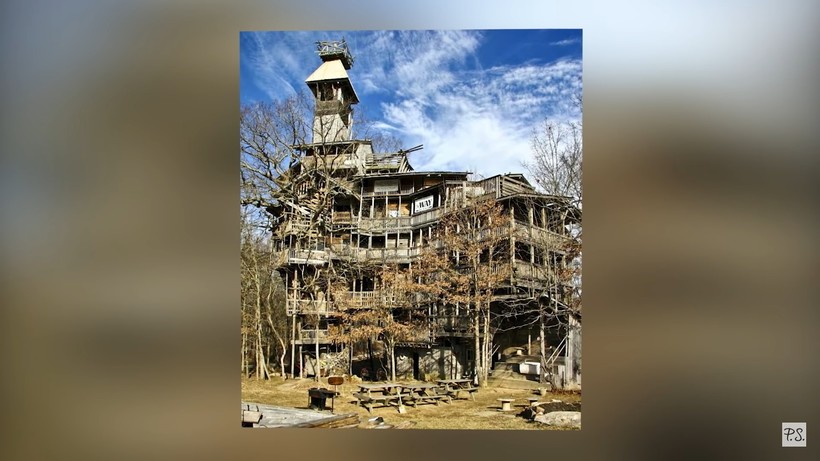 Видео: Мужчина построил на дереве 10-этажный дом на 80-комнат со спортплощадкой