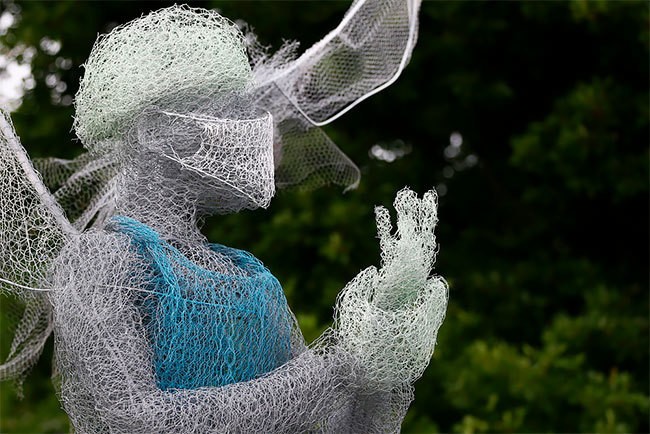 В английском парке появилась скульптура ангела-медика