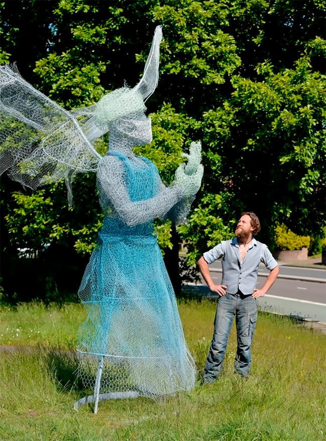 В английском парке появилась скульптура ангела-медика