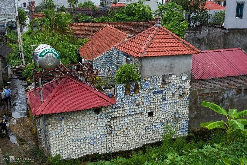 Странный дом одного вьетнамца, полностью покрытый фарфоровыми тарелками
