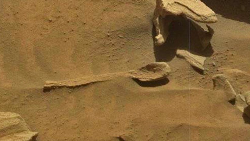 Камень на Марсе, очень похожий на самую обычную ложку