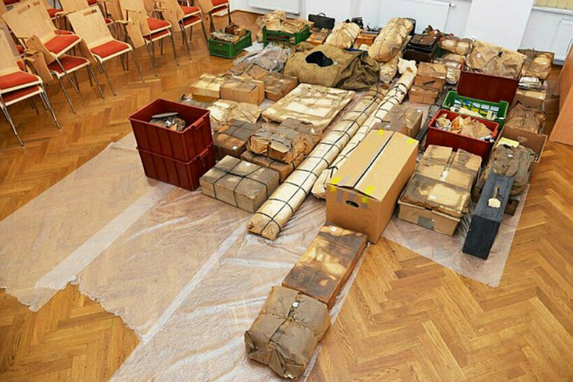 В семейном тайнике не было сокровищ, но были дорогие сердцу хозяина вещи В семейном тайнике не было сокровищ, но были дорогие сердцу хозяина вещи