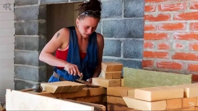 Мать-одиночка своими руками построила дом, который приснился ей во сне