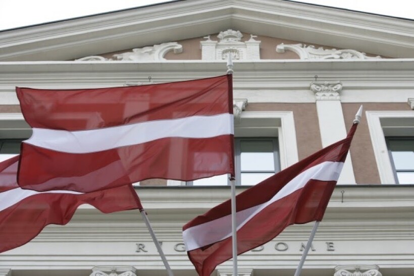 Латвийские флаги на правительственном здании