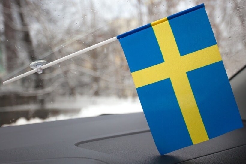 Флаг Швеции в автомобиле