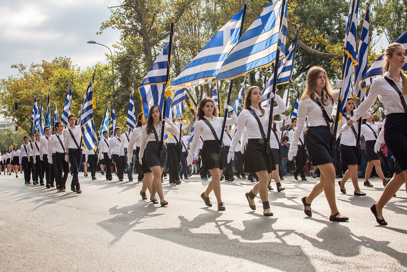 Шествие с греческими флагами