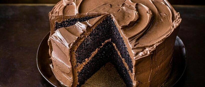 Торт можно покрыть не только сливками, но и растопленным шоколадом или шоколадным кремом