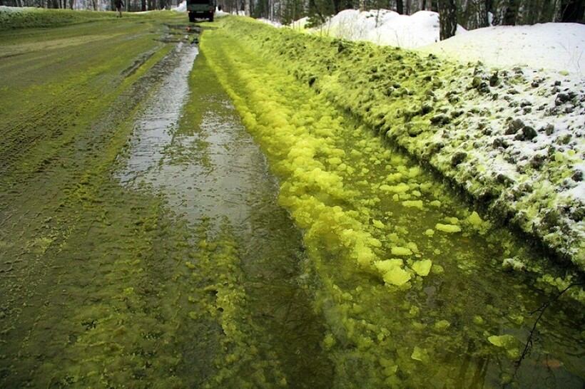 Зелёный снег в Первоуральске
