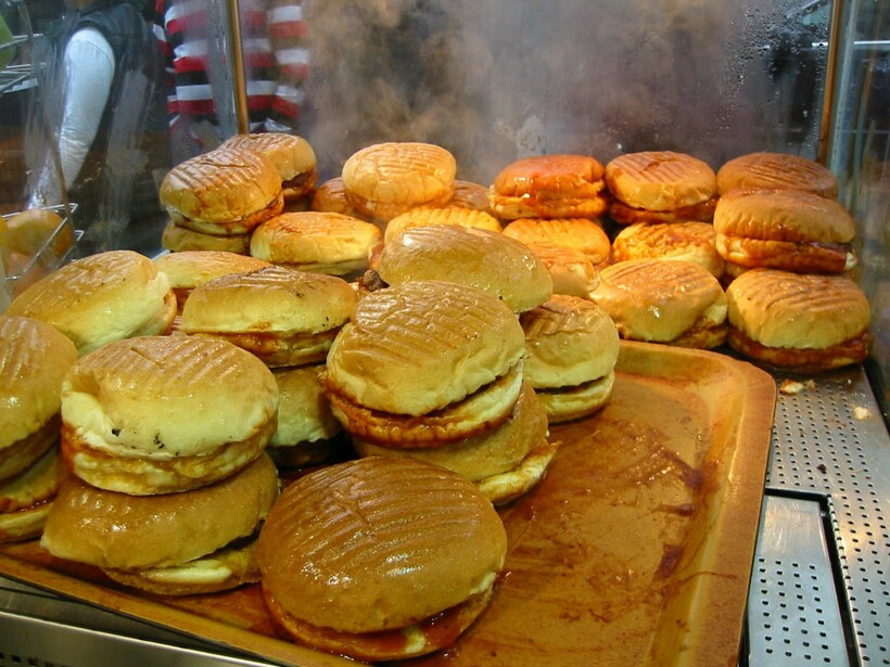Мокрый гамбургер — типичное блюдо уличной кухни Стамбула
