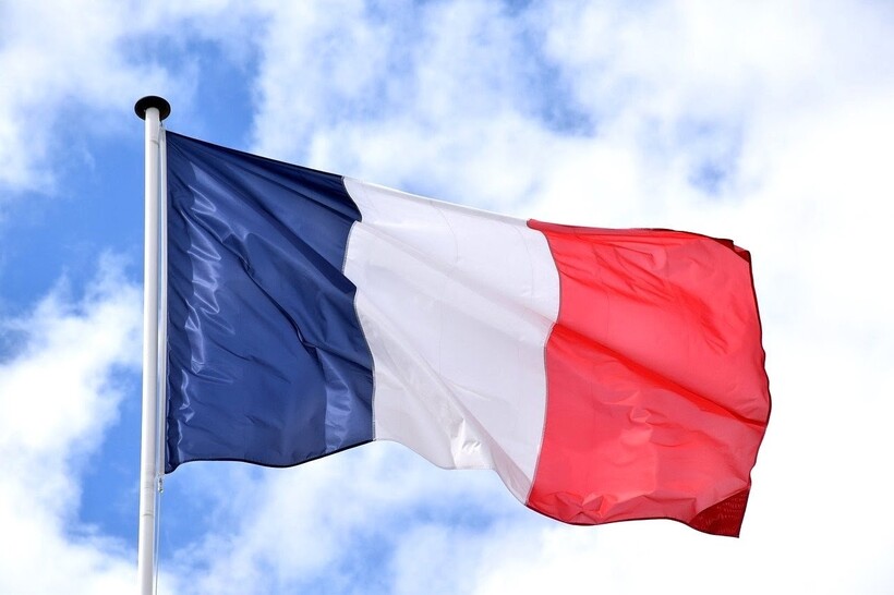 Флаг Франции на флагштоке