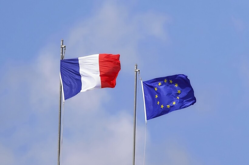 Французский флаг на флагштоке с флагом Евросоюза