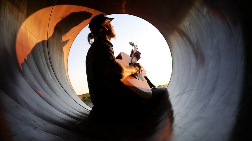 Видео: Саксофонист в буквальном смысле сыграл на трубе