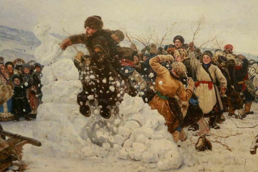Битвы за снежные городки — популярная забава на Масленицу