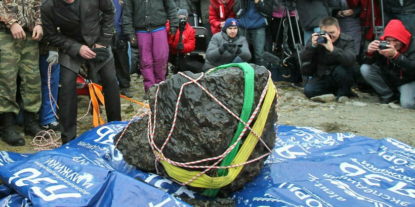 Самый крупный осколок Челябинского метеорита со дна озера Чебаркуль