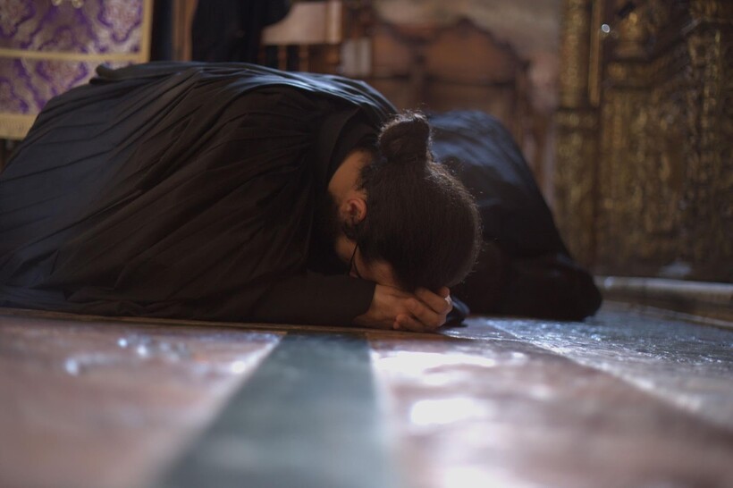 Священнослужитель во время молитвы 