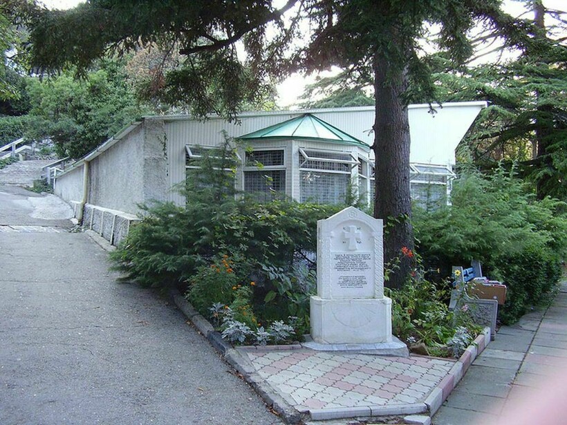 Памятник основателю Иоанну Готскому