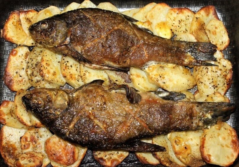Линь, запеченный в духовке с картошкой 