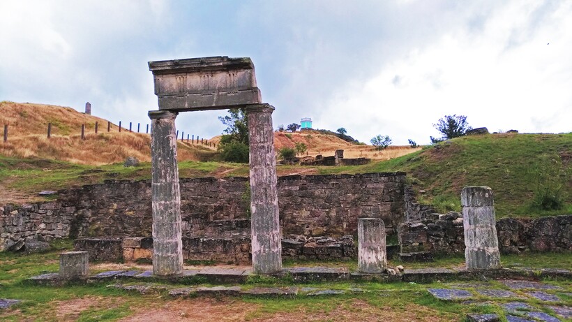 Древние каменные колонны