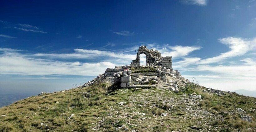 Развалины часовни на горе Ртань