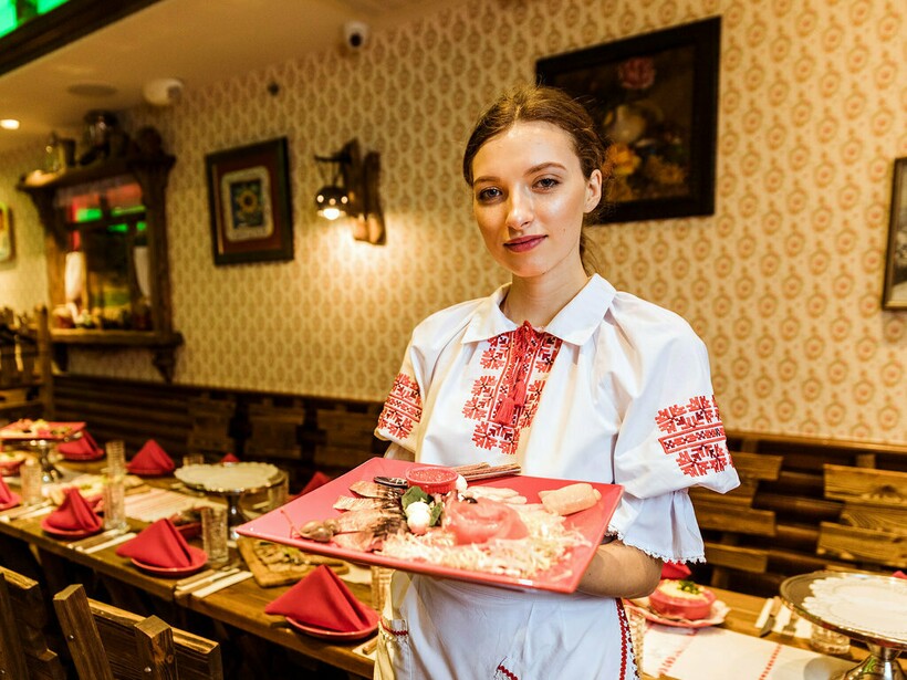 Сколько зарабатывают официанты в России, США и еще пяти странах