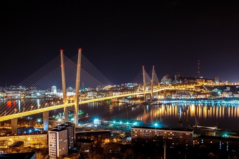 Вид на Золотой мост во Владивостоке