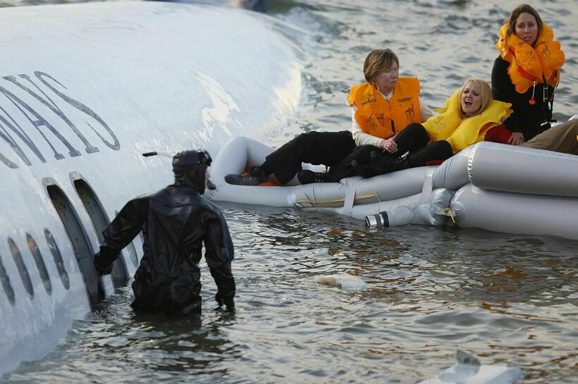 Эвакуация пассажиров, рейс которых пришлось сажать на воду