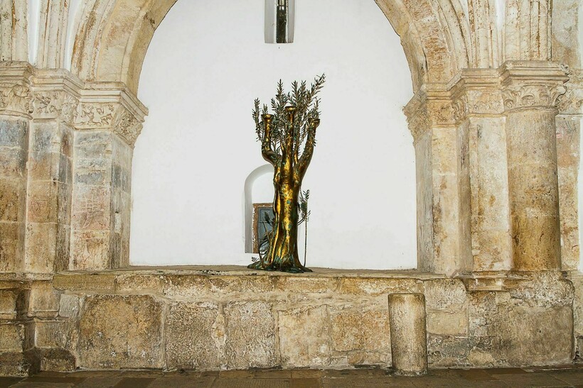 Инсталляция в виде позолоченной оливковой ветви