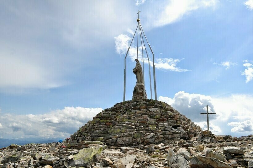 Статуя на вершине горы Хомяк