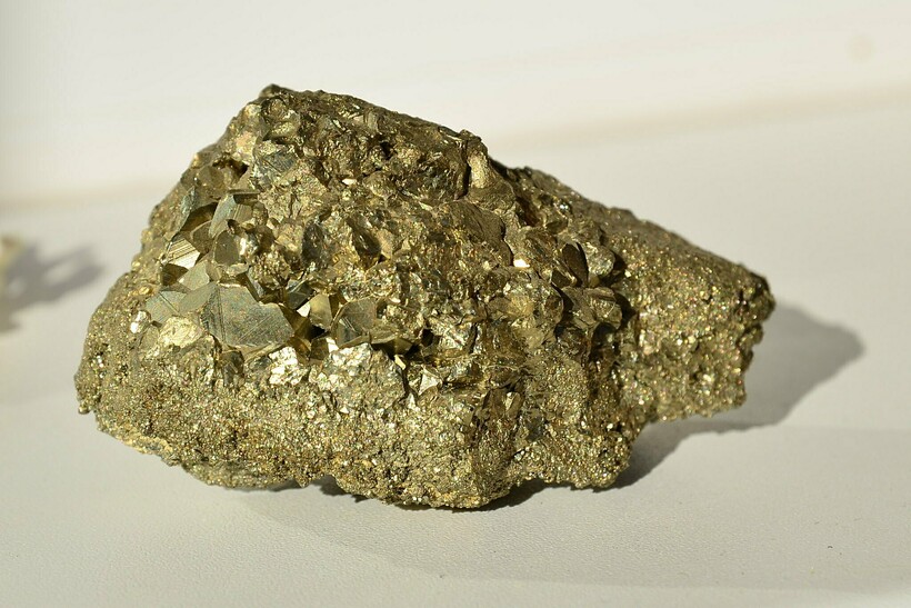 Золотистый пирит (железный колчадан, FeS2)