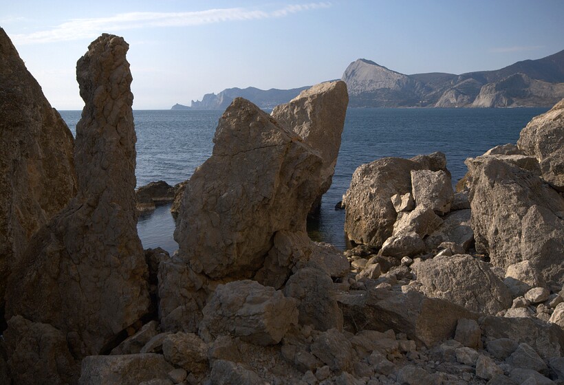 Камни у южной береговой кромки мыса Алчак