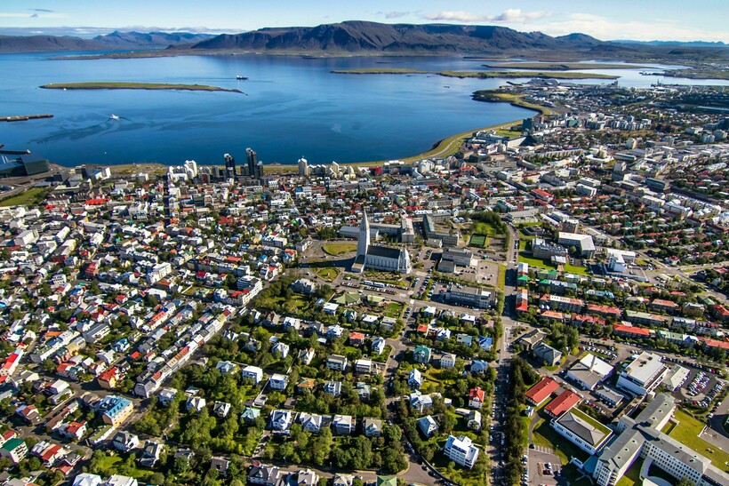  Исландская столица Рейкьявик, в которой проживает почти 65% населения страны