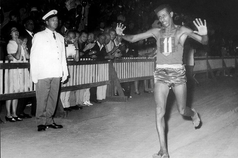 Абебе Бикила во время марафона. Рим, 1960 год. Фото: Comitato organizzatore dei Giochi della XVII Olimpiade/Wikimedia Commons