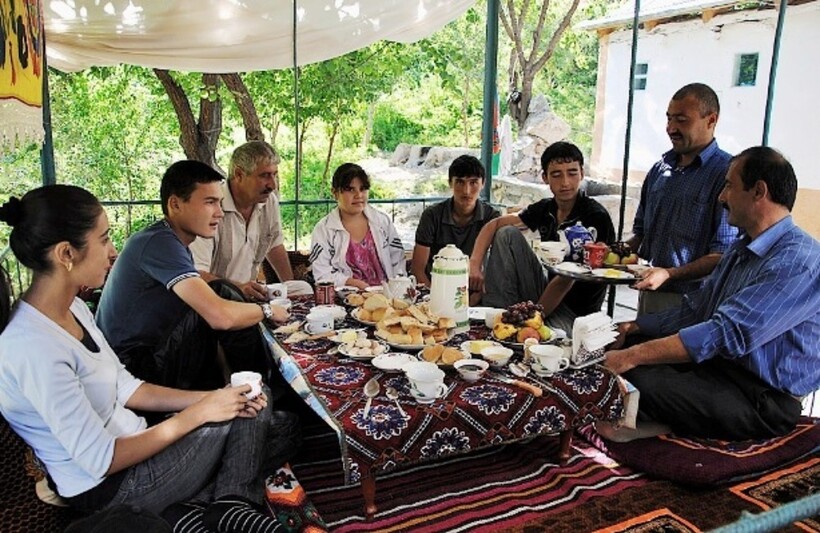 Узбеки все вместе собираются за столом, возле которого стелют курпачи. Фото: elenachausova/elenachausova.livejournal.com