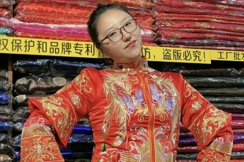 Работница магазина для усопших примеряет ритуальный наряд. Фото: scmp.com Работница магазина для усопших примеряет ритуальный наряд. Фото: scmp.com