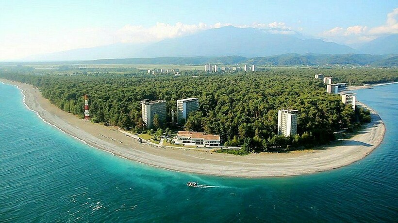в каком месте абхазии лучше отдыхать в сентябре. 16B17602 EA24 4363 A8A6 BC7C57D89884. в каком месте абхазии лучше отдыхать в сентябре фото. в каком месте абхазии лучше отдыхать в сентябре-16B17602 EA24 4363 A8A6 BC7C57D89884. картинка в каком месте абхазии лучше отдыхать в сентябре. картинка 16B17602 EA24 4363 A8A6 BC7C57D89884. С началом пандемии популярность абхазских курортов среди российских туристов выросла в несколько раз. В отличии от Крыма или курортов Краснодарского края, в абхазских городах тише и спокойнее, а отдых там стоит гораздо дешевле. Основной пик туристов приходится на летний период, однако здесь вполне комфортно отдыхать и осенью. Мы расскажем, можно ли ехать в Абхазию в сентябре и какой город лучше выбрать.